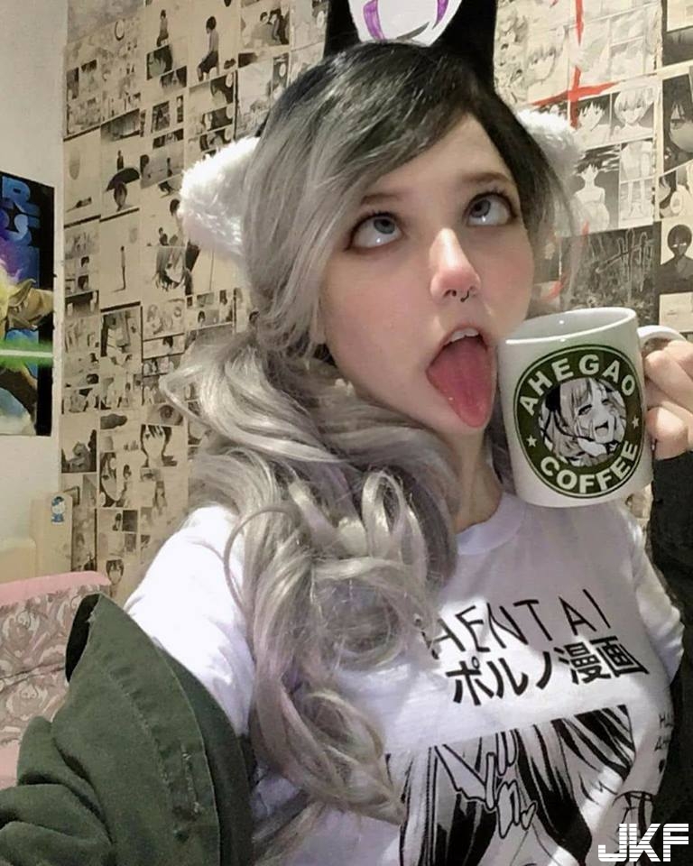 老司機都懂！「爆乳Coser」神還原小黃本的極點表情，色氣太重太銷魂！