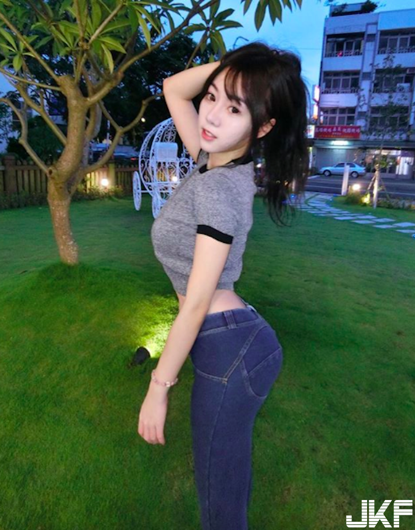 餐廳「超胸美乳正妹」傲人上圍太迷人啦！超誘惑「邪惡視角」畫面有夠犯規…