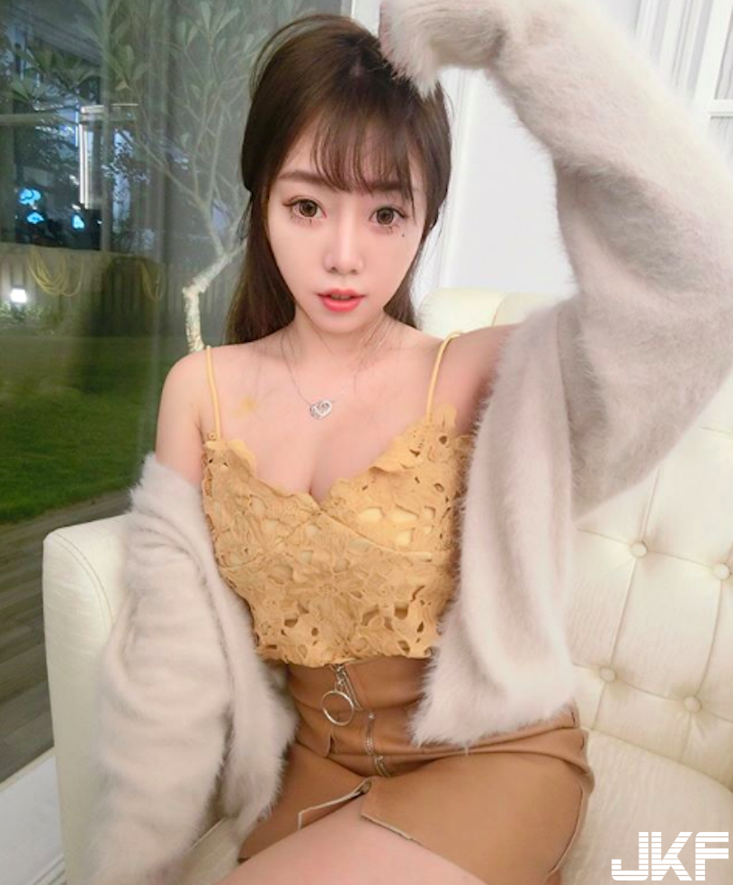 餐廳「超胸美乳正妹」傲人上圍太迷人啦！超誘惑「邪惡視角」畫面有夠犯規…
