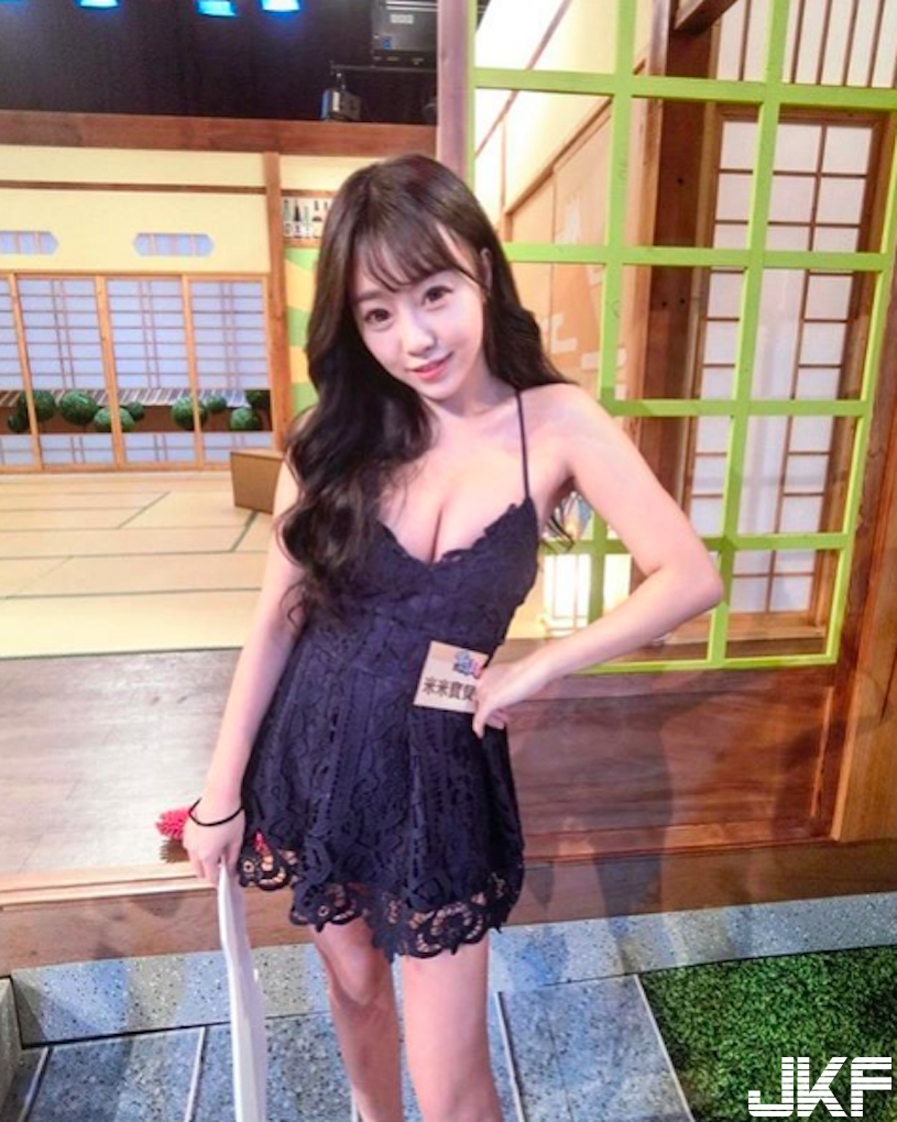 餐廳「超胸美乳正妹」傲人上圍太迷人啦！超誘惑「邪惡視角」畫面有夠犯規…