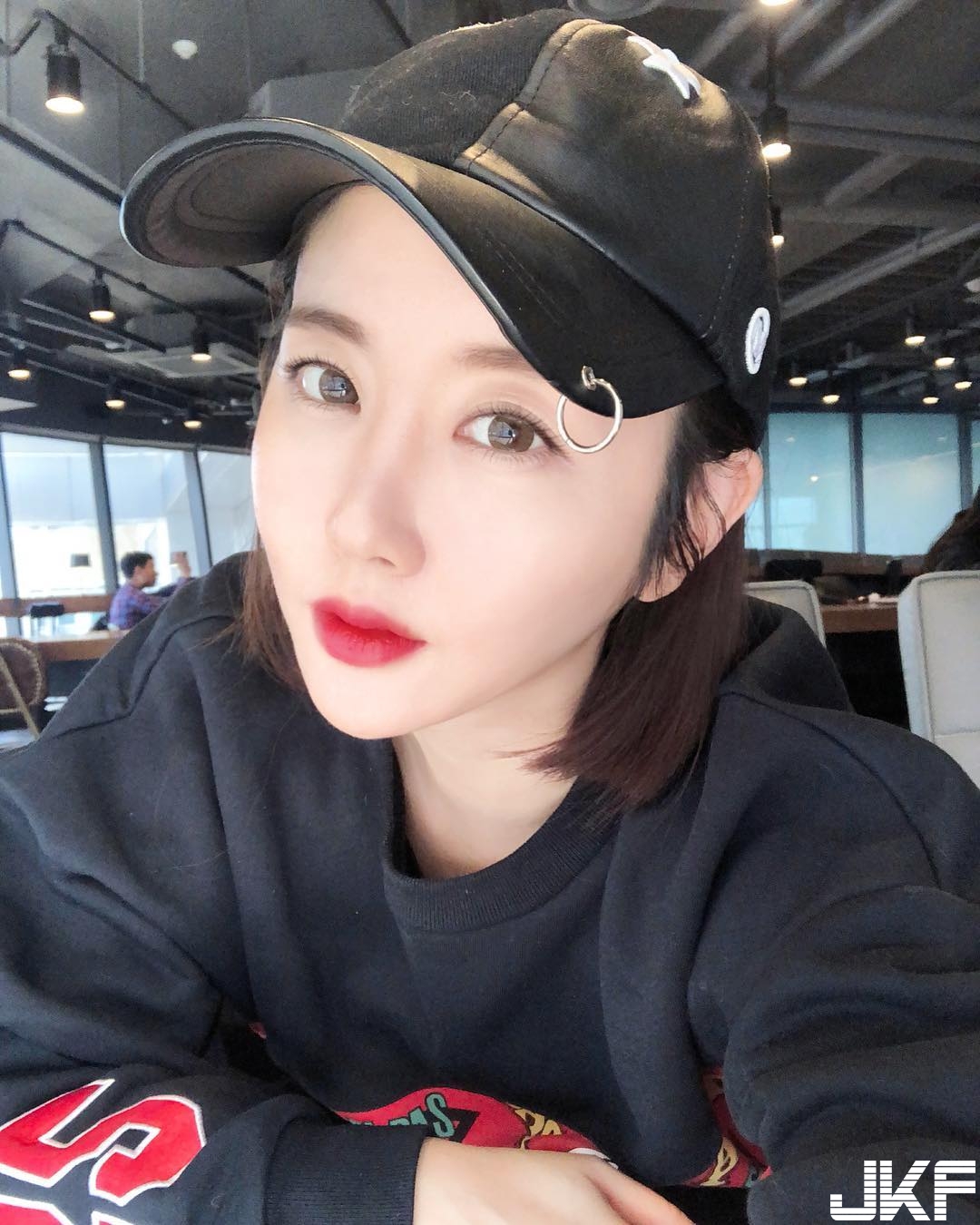 正妹比基尼自備「渾圓車頭燈」置中對齊好亮眼！火辣身材讓人期待夏天！