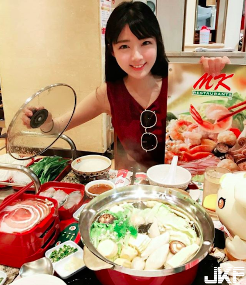 超可愛！「長腿空姐」比基尼出遊大秀好身材！「白乳美腿」好想跟她一起飛啊！