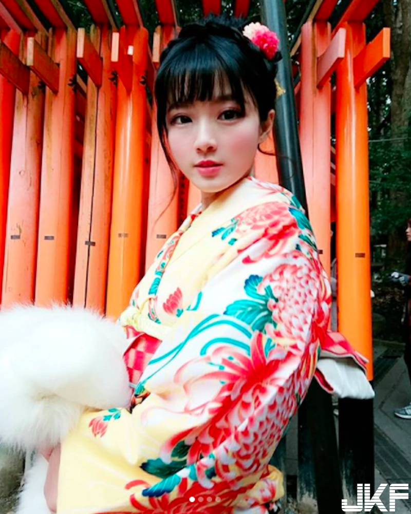 超可愛！「長腿空姐」比基尼出遊大秀好身材！「白乳美腿」好想跟她一起飛啊！