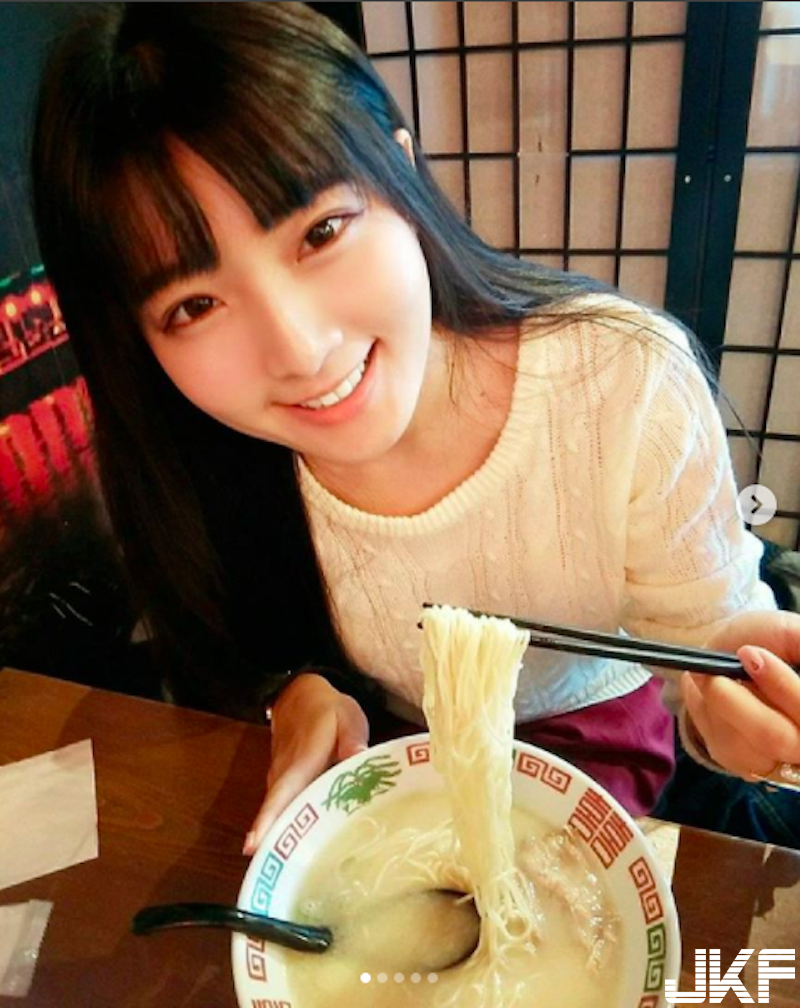 超可愛！「長腿空姐」比基尼出遊大秀好身材！「白乳美腿」好想跟她一起飛啊！