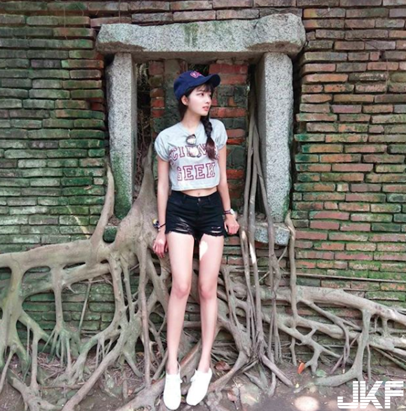 超可愛！「長腿空姐」比基尼出遊大秀好身材！「白乳美腿」好想跟她一起飛啊！