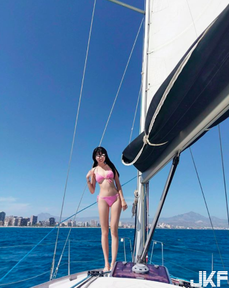 超可愛！「長腿空姐」比基尼出遊大秀好身材！「白乳美腿」好想跟她一起飛啊！