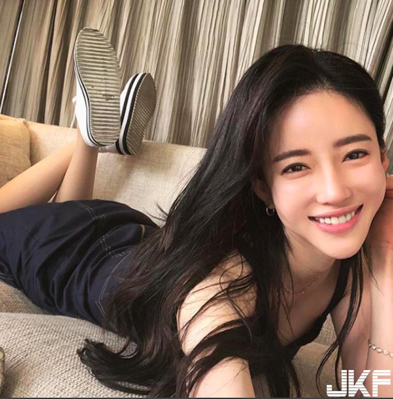 「九頭身正妹」身材比例超逼人！「大奶翹臀」還有精緻馬甲線！國外的姊姊比較辣啊！