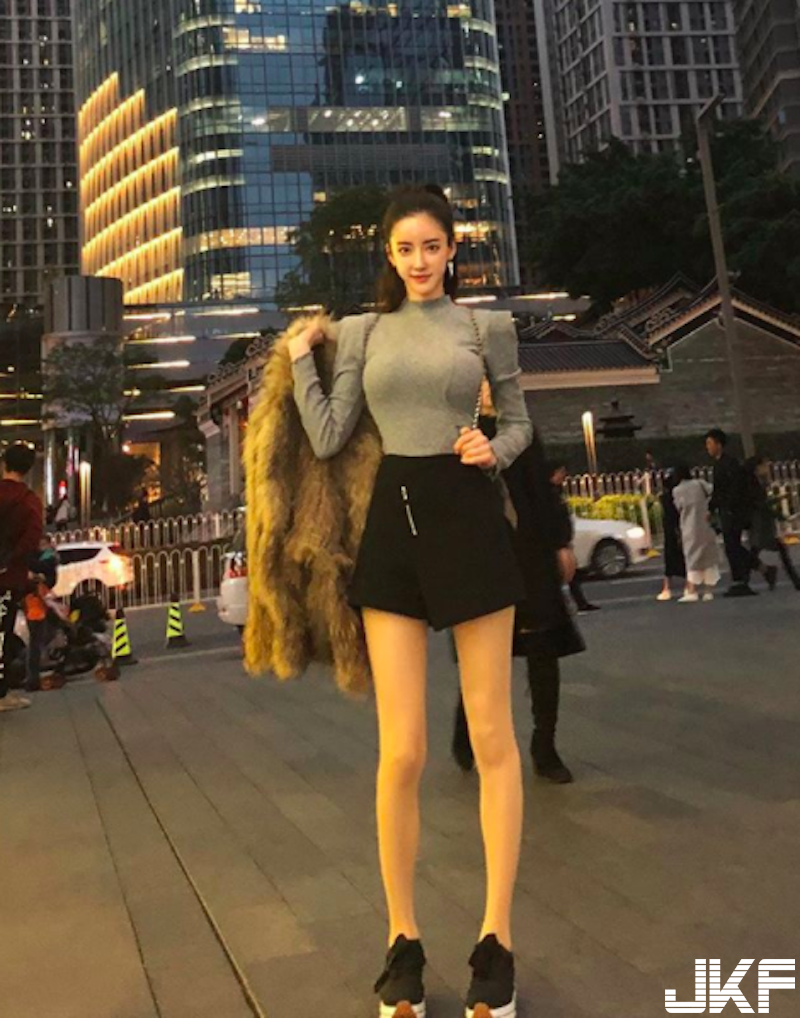 「九頭身正妹」身材比例超逼人！「大奶翹臀」還有精緻馬甲線！國外的姊姊比較辣啊！