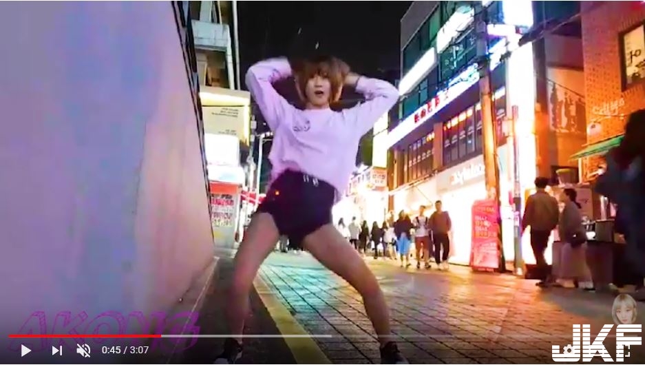 妹子開大絕擋在路上「乳力全開」！熱舞大秀嫩白蟻腰，後面路人忍不住回頭看！