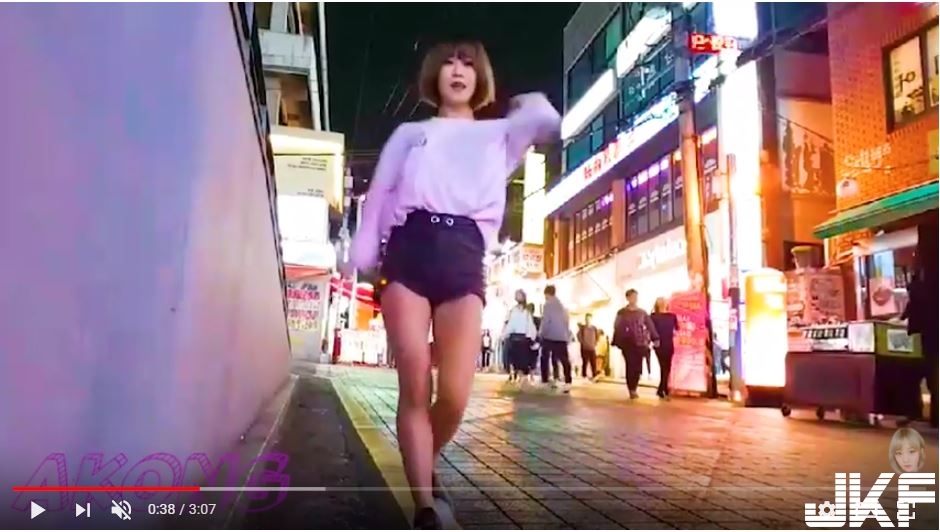 妹子開大絕擋在路上「乳力全開」！熱舞大秀嫩白蟻腰，後面路人忍不住回頭看！