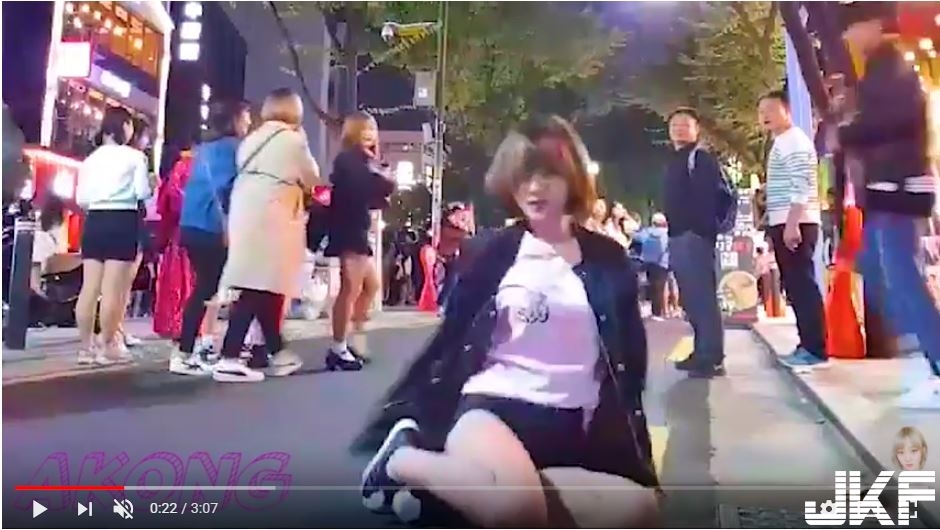 妹子開大絕擋在路上「乳力全開」！熱舞大秀嫩白蟻腰，後面路人忍不住回頭看！