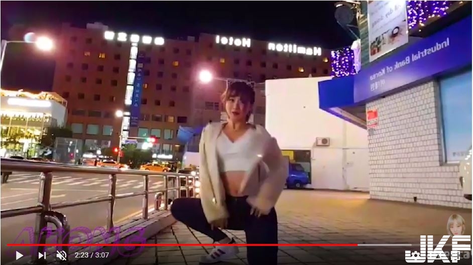 妹子開大絕擋在路上「乳力全開」！熱舞大秀嫩白蟻腰，後面路人忍不住回頭看！