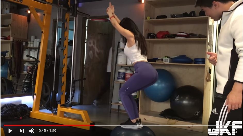 性感BJ夾帶「凶狠巨乳」上健身房，鏡頭前挑戰高難度深蹲！大秀S 身段性感曲線