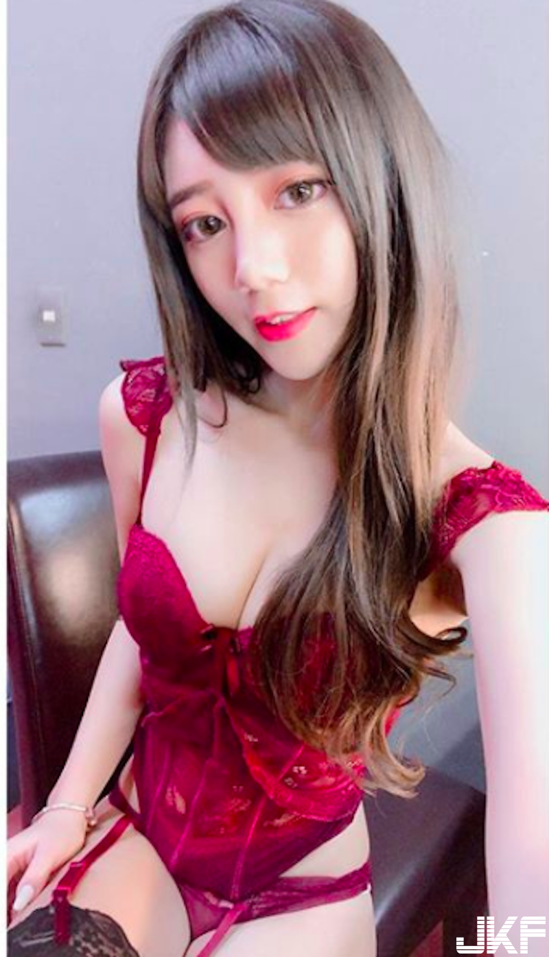 19歲台中「正妹美甲師」出沒！「白皙美胸」私下打扮好性感！好想去弄指甲啊！