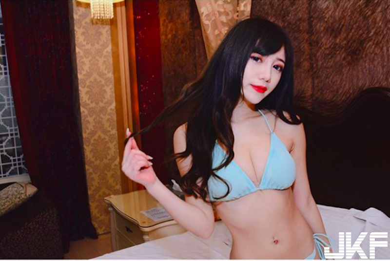 19歲台中「正妹美甲師」出沒！「白皙美胸」私下打扮好性感！好想去弄指甲啊！