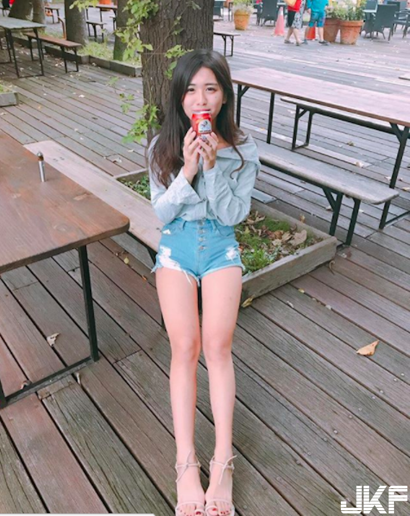 超甜美正妹沙灘秀「白皙美乳」！趁沒人還乾脆「上空遊泳」！火辣畫面真的好猛！