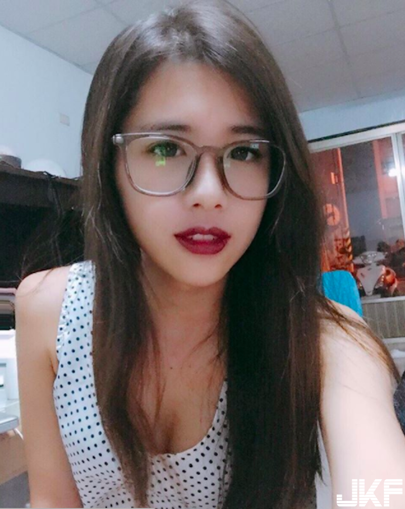 超甜美正妹沙灘秀「白皙美乳」！趁沒人還乾脆「上空遊泳」！火辣畫面真的好猛！