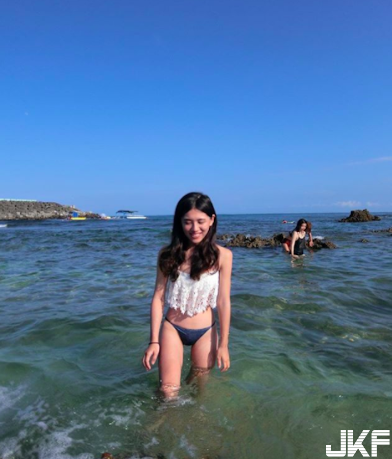 超甜美正妹沙灘秀「白皙美乳」！趁沒人還乾脆「上空遊泳」！火辣畫面真的好猛！