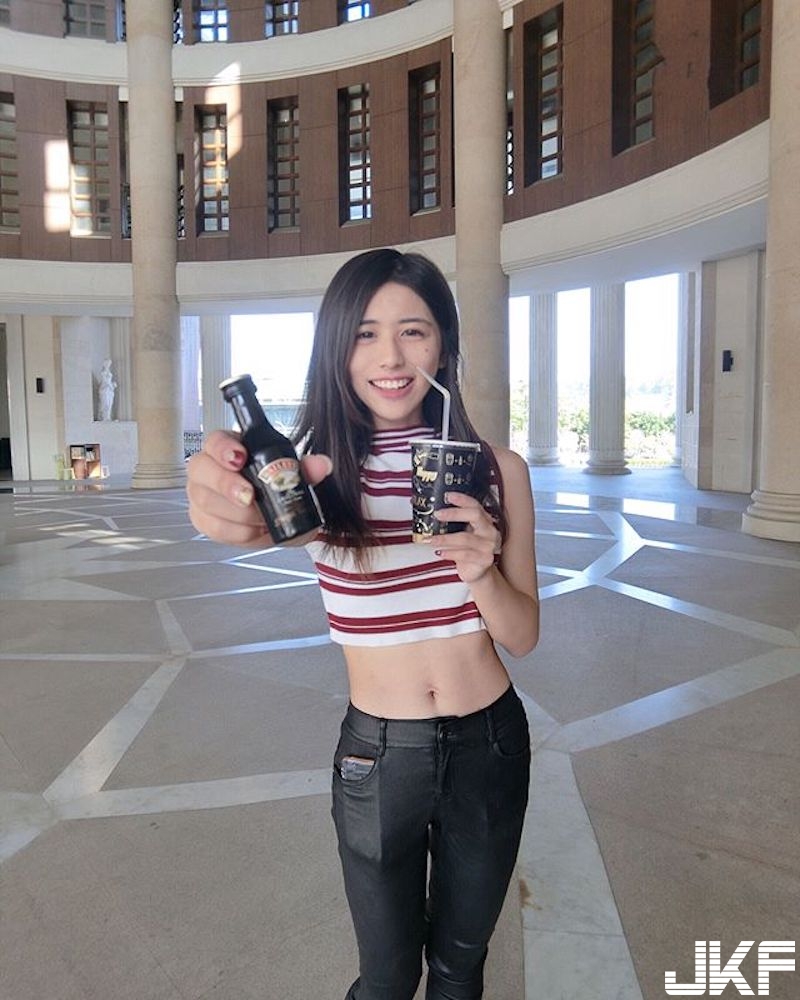 超甜美正妹沙灘秀「白皙美乳」！趁沒人還乾脆「上空遊泳」！火辣畫面真的好猛！
