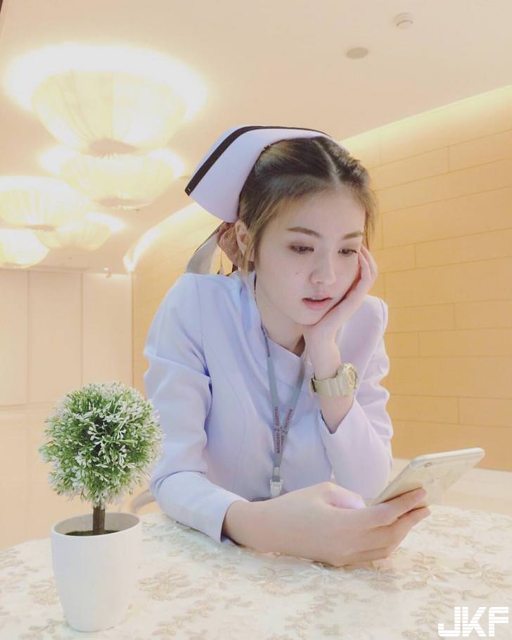 天使下凡！「正妹小護士」清新可愛　甜美笑容讓病人血壓飆高！