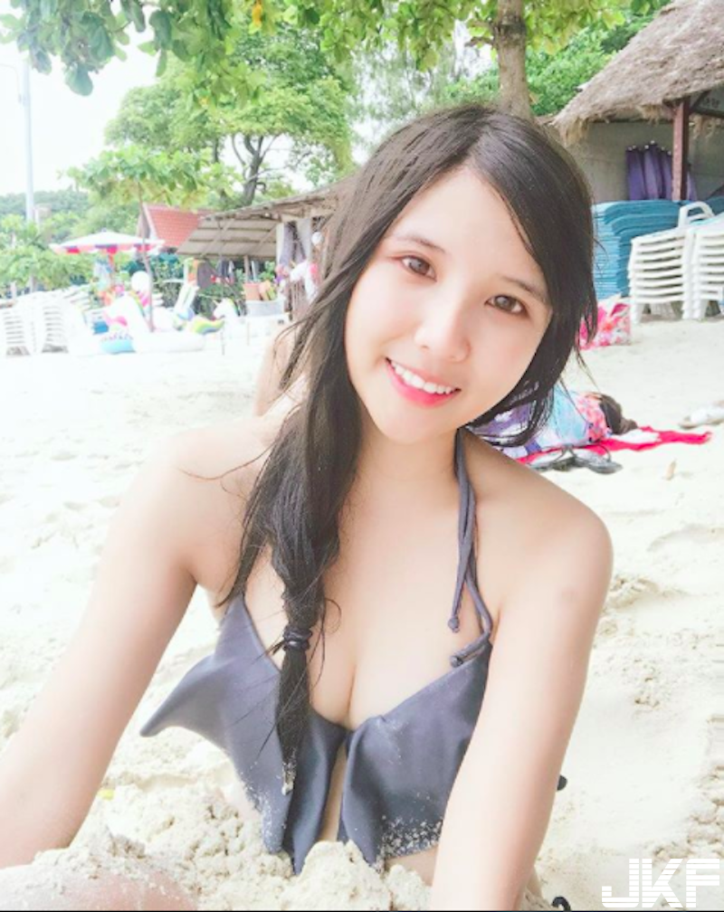 大馬女孩來台灣！「比基尼美胸」畫面太美好！在墾丁玩水也不忘辣一波！