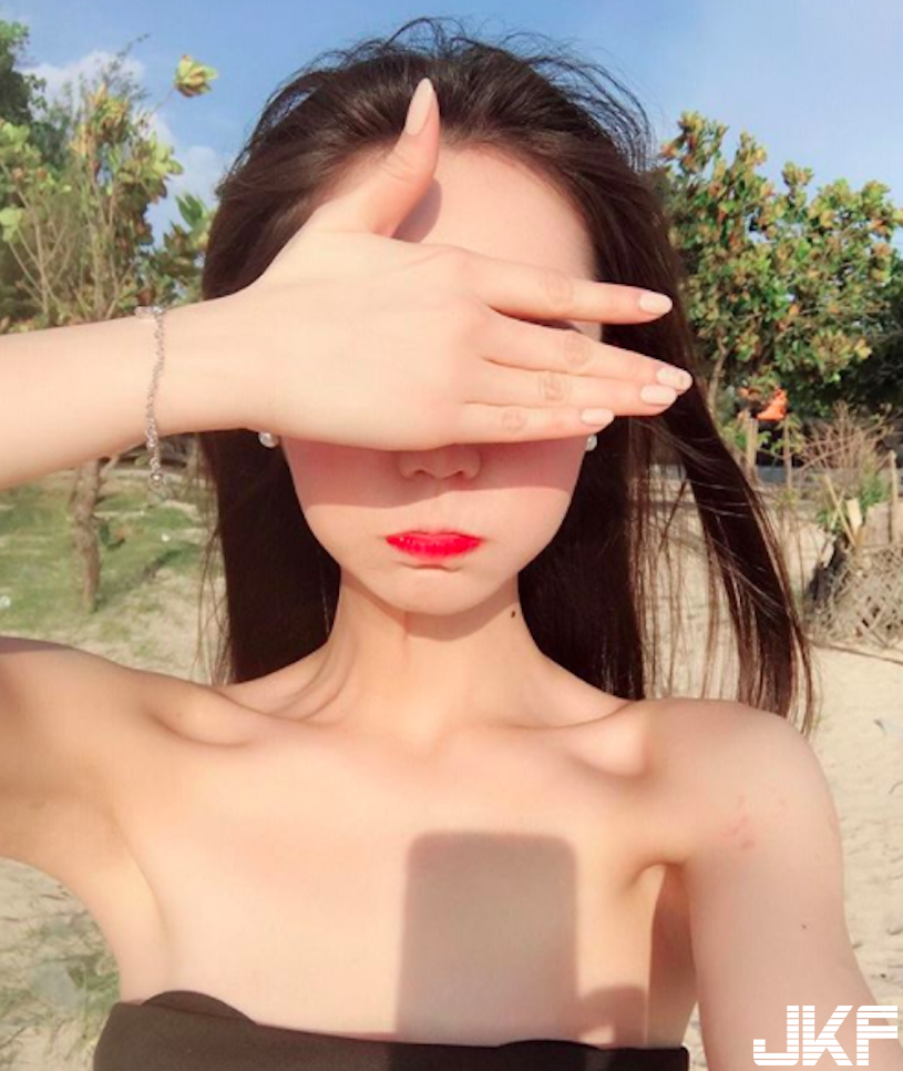 可以一起玩小白球喔！「白嫩爆乳正妹」比基尼打高爾夫，胸前「兩顆大白球」讓人想+1！