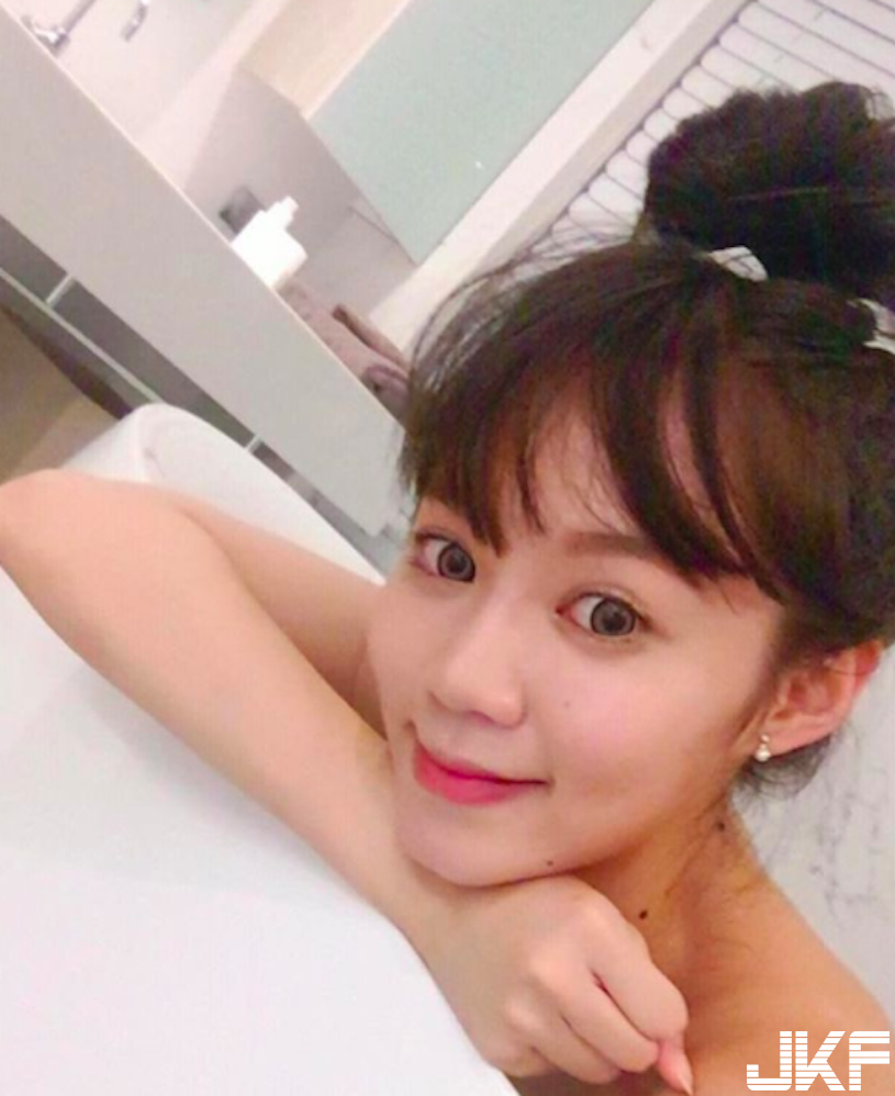 可以一起玩小白球喔！「白嫩爆乳正妹」比基尼打高爾夫，胸前「兩顆大白球」讓人想+1！