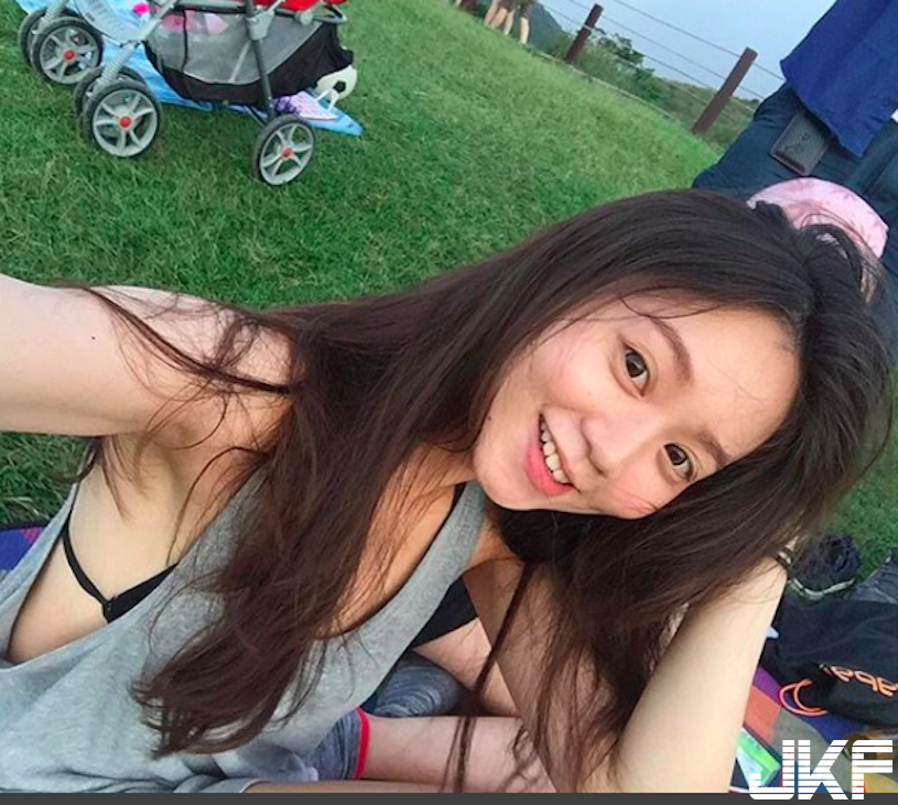 可以一起玩小白球喔！「白嫩爆乳正妹」比基尼打高爾夫，胸前「兩顆大白球」讓人想+1！