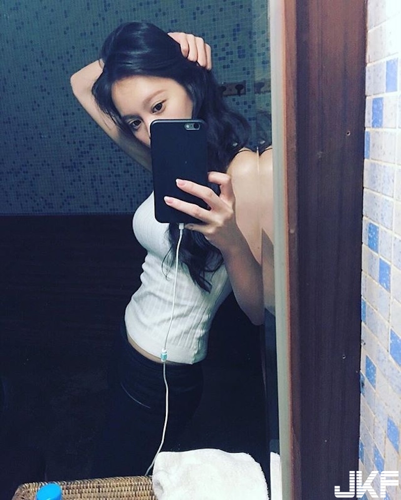可以一起玩小白球喔！「白嫩爆乳正妹」比基尼打高爾夫，胸前「兩顆大白球」讓人想+1！