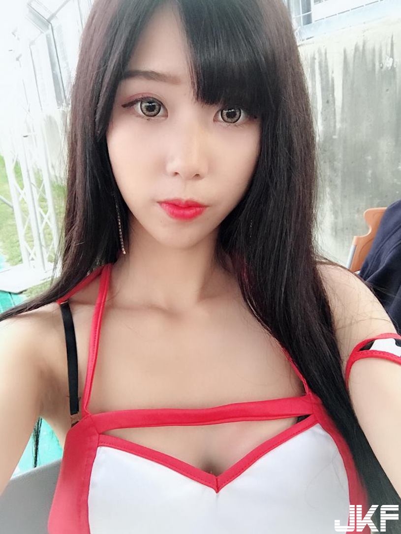 正妹喝茶「焦點都在奶奶上」！極品乳量快爆表，看了想狂灌兩杯奶茶了！