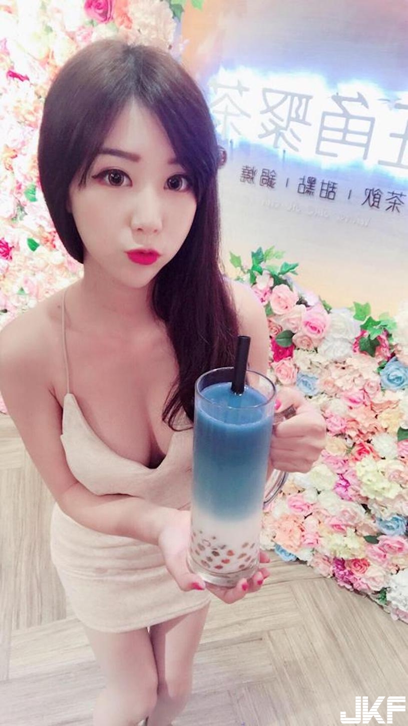 正妹喝茶「焦點都在奶奶上」！極品乳量快爆表，看了想狂灌兩杯奶茶了！