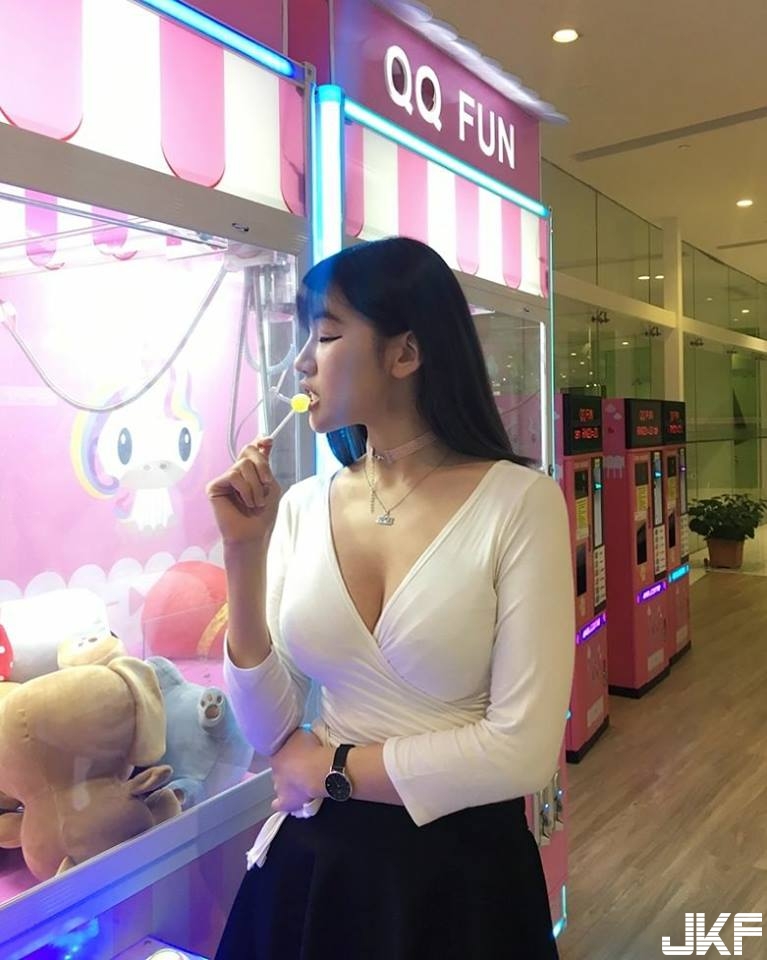 有這麼好康！撞見「爆乳正妹」換內衣就直接以身相許，實在太讓人羨慕啦！