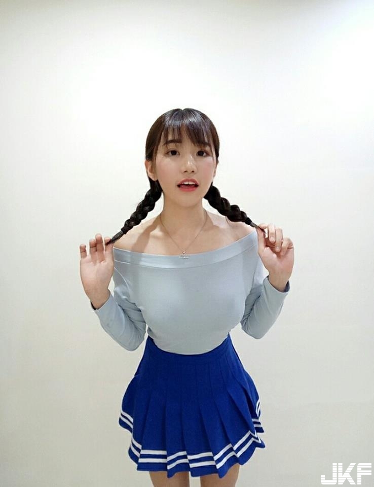 有這麼好康！撞見「爆乳正妹」換內衣就直接以身相許，實在太讓人羨慕啦！