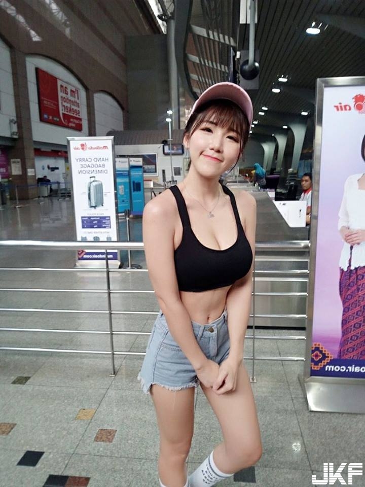 有這麼好康！撞見「爆乳正妹」換內衣就直接以身相許，實在太讓人羨慕啦！