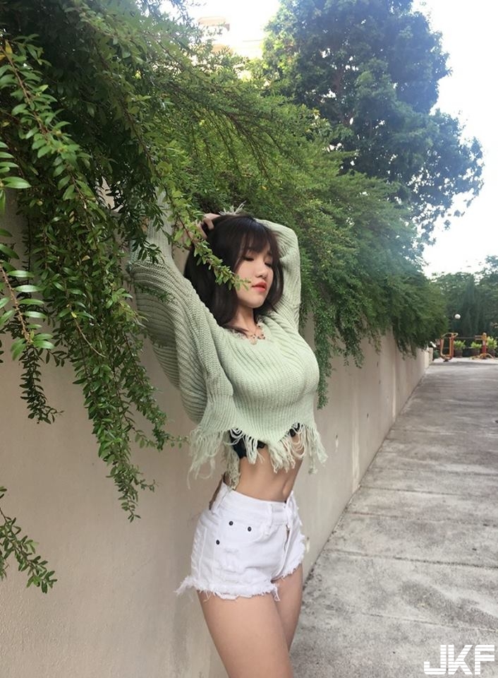 有這麼好康！撞見「爆乳正妹」換內衣就直接以身相許，實在太讓人羨慕啦！