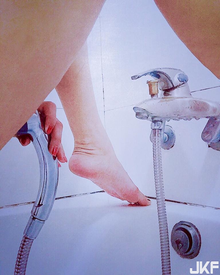 美乳福利來啦！「美乳正妹」陳幽穿超短水手服露南半球，還直接上空用頭髮遮奶！