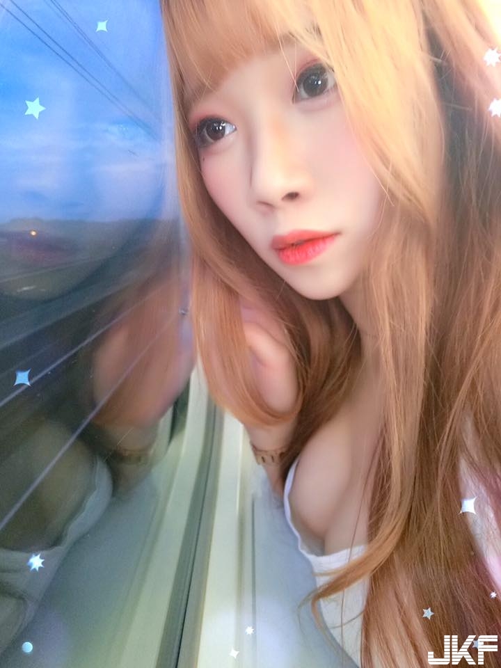 美乳福利來啦！「美乳正妹」陳幽穿超短水手服露南半球，還直接上空用頭髮遮奶！