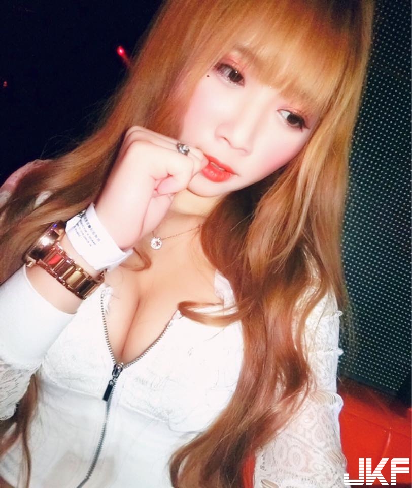 美乳福利來啦！「美乳正妹」陳幽穿超短水手服露南半球，還直接上空用頭髮遮奶！