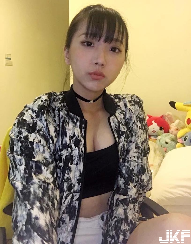 聽說那是膝蓋？「大奶實況主」po 照打薄碼，「兩團肉肉」真相網友熱議！