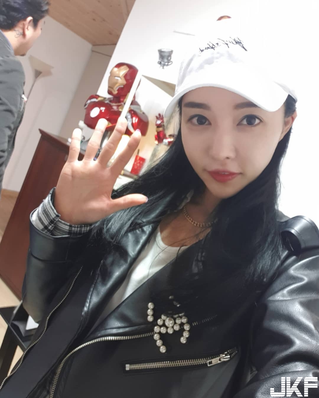 正妹暗藏一對「渾圓大肉包」多餡又多汁！深V大爆春光外洩看起來超誘人…