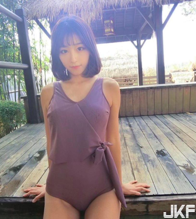 正妹往前傾「W型美乳溢出」！深V比基尼「尺度超兇暴」！