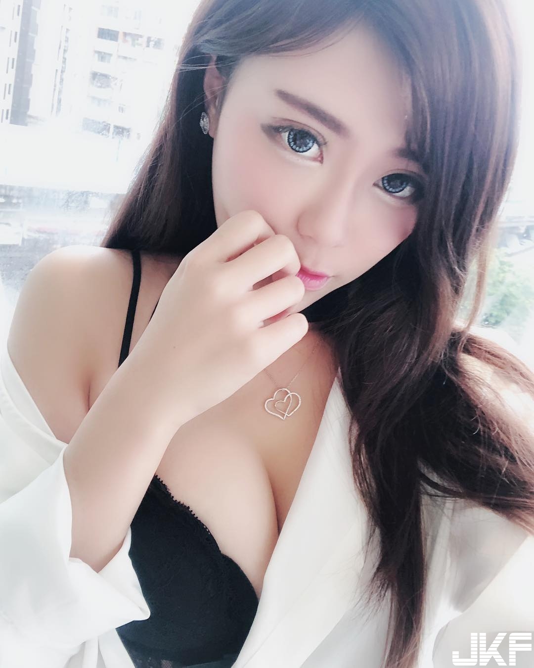 果然還是奶香濃！「巨乳正妹」的甜甜下午茶，整個奶奶放在桌上畫面實在太邪惡！