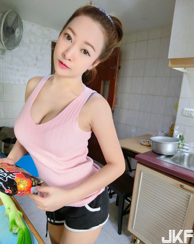 超爆乳視角！F奶「美胸正妹」極致身材太誘惑！滿滿的「飽滿上圍」畫面很害羞…