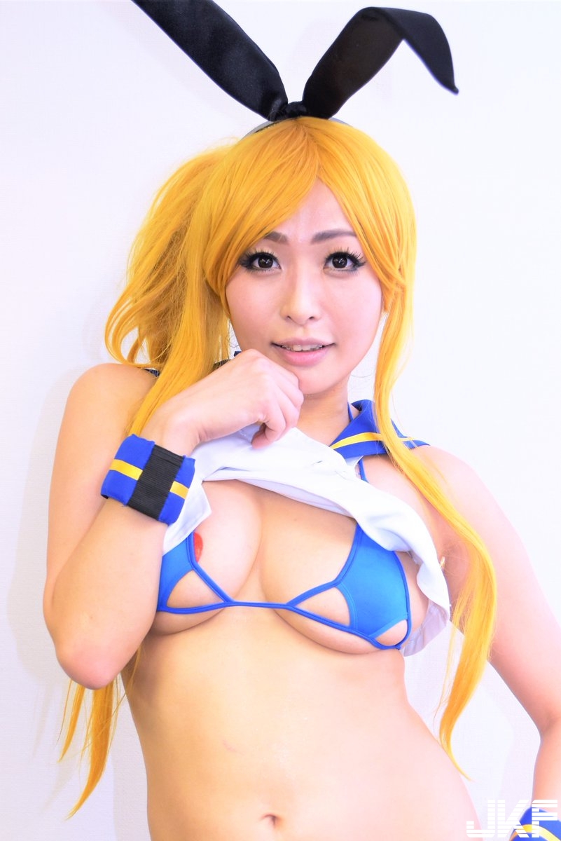 亂世就要挺奶！未成年 Coser 下乳誘惑　完美的 90 度弧線讓人徹底救贖