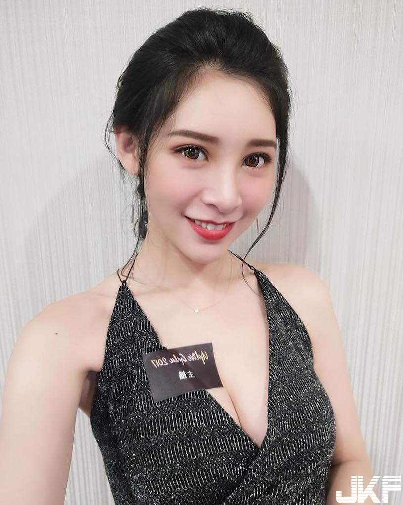 台灣「比基尼爆乳妹」身材實在太 op，玩水自帶圓圓滿滿「兩顆浮力球」！
