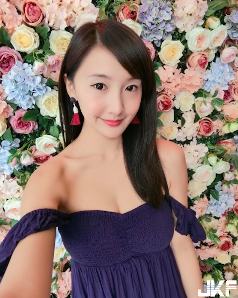 長髮正妹「彎腰倒奶」綁鞋帶！「渾圓巨乳」呼之欲出！好想幫忙她綁啊！