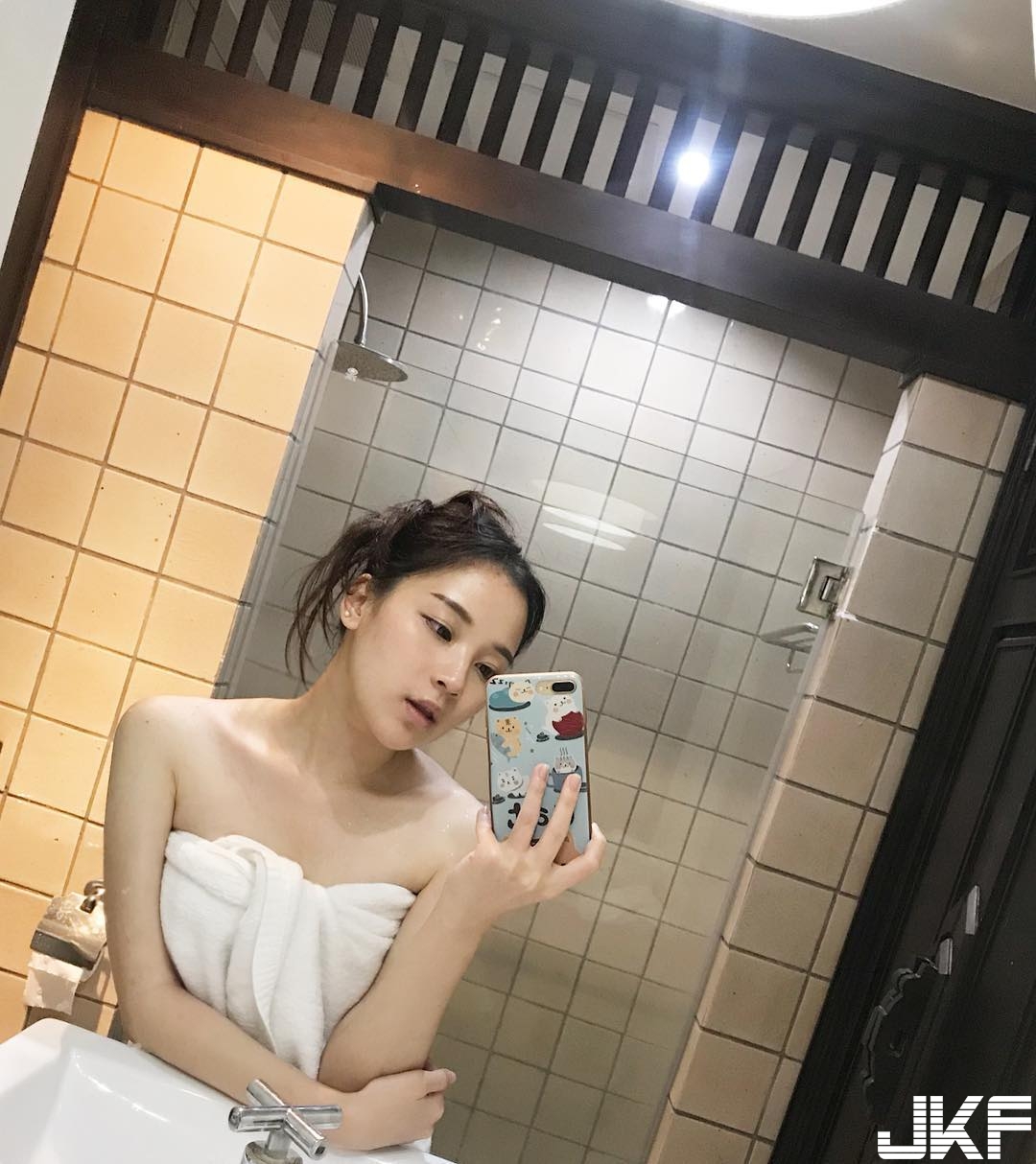 「美乳女友」的清晨誘惑！若隱若現的美乳還有性感美臀曲線，讓你整天都情緒高漲！