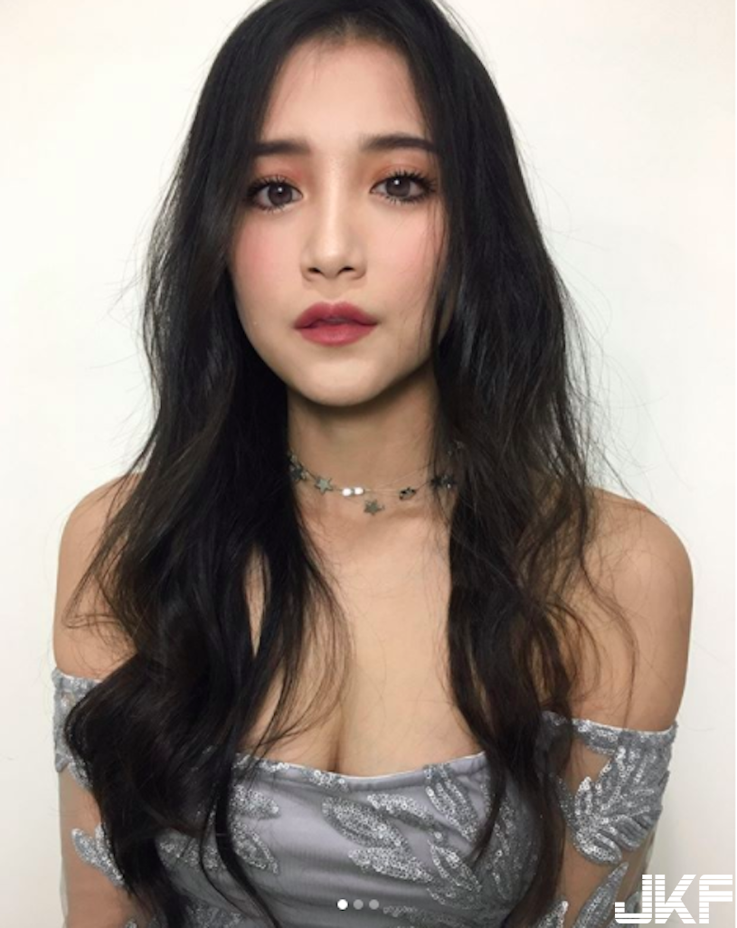 出遊時「鄰座大奶妹」竟然穿了「蕾絲透視裝」！渾圓飽滿若隱若現，實在無法不偷看她！