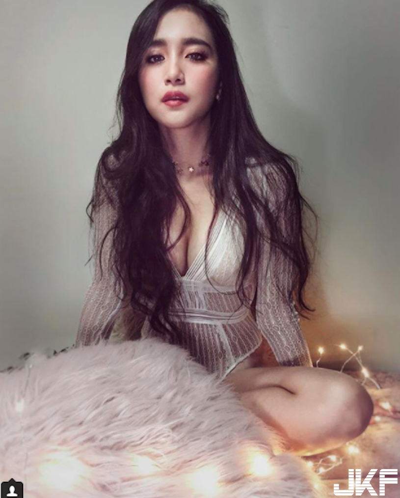 出遊時「鄰座大奶妹」竟然穿了「蕾絲透視裝」！渾圓飽滿若隱若現，實在無法不偷看她！