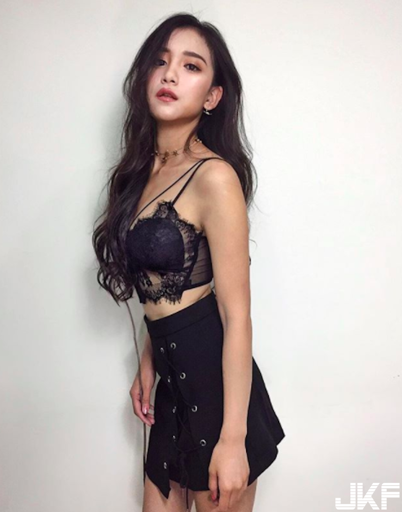 出遊時「鄰座大奶妹」竟然穿了「蕾絲透視裝」！渾圓飽滿若隱若現，實在無法不偷看她！